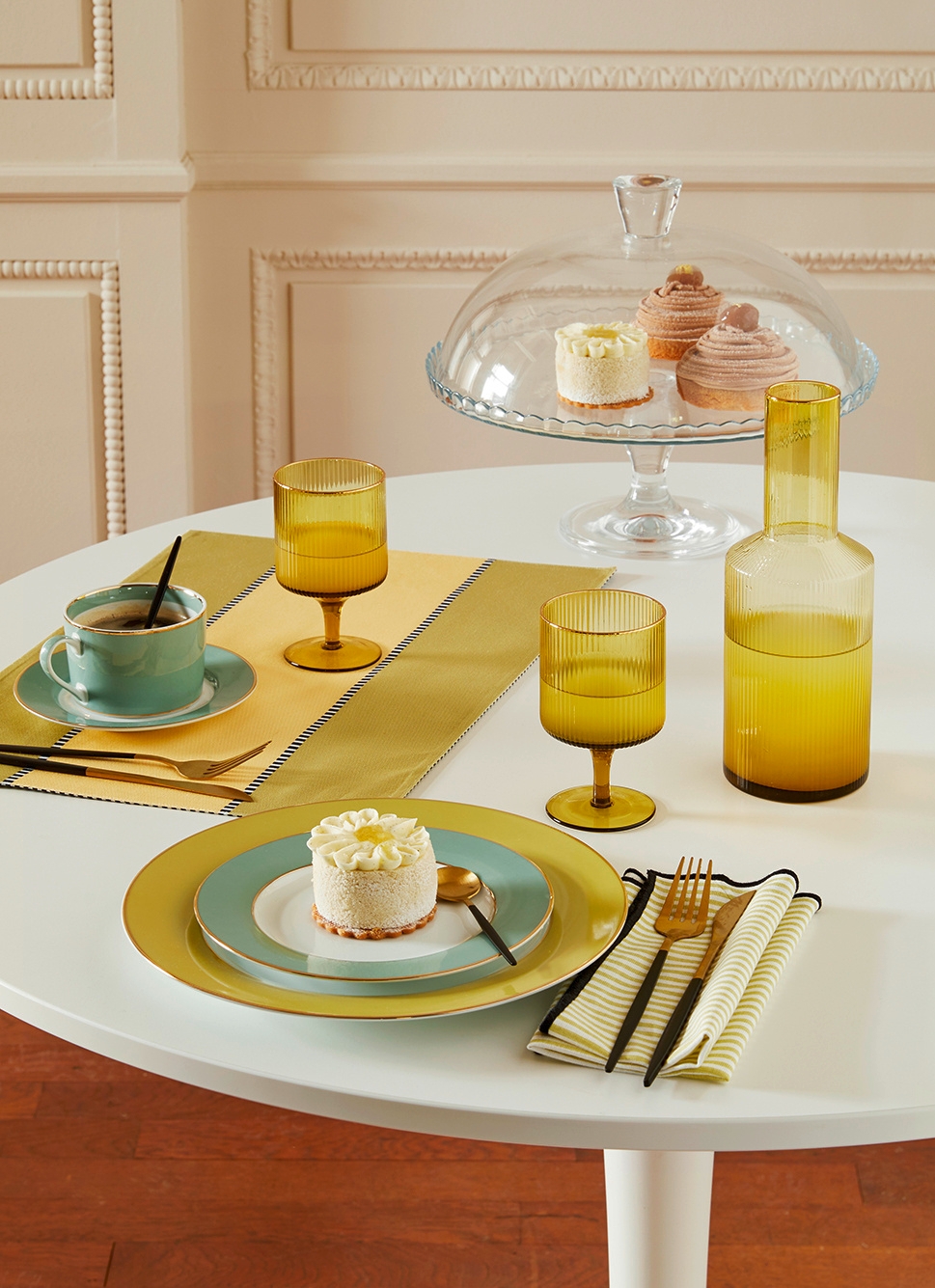 ASSIETTE PLATE EN PORCELAINE COLORÉE TILLEUL