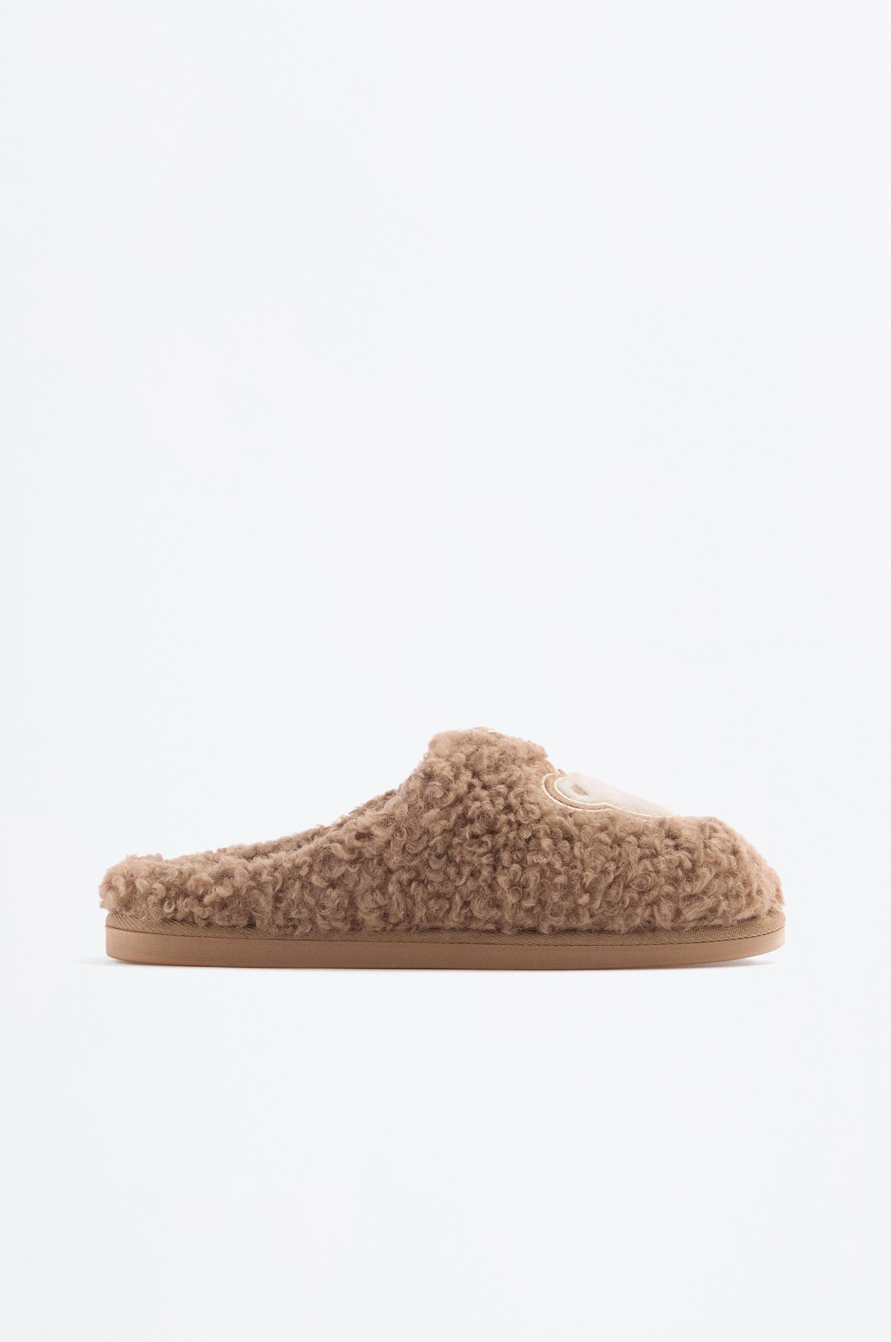 Zapatilla de casa detalle oso