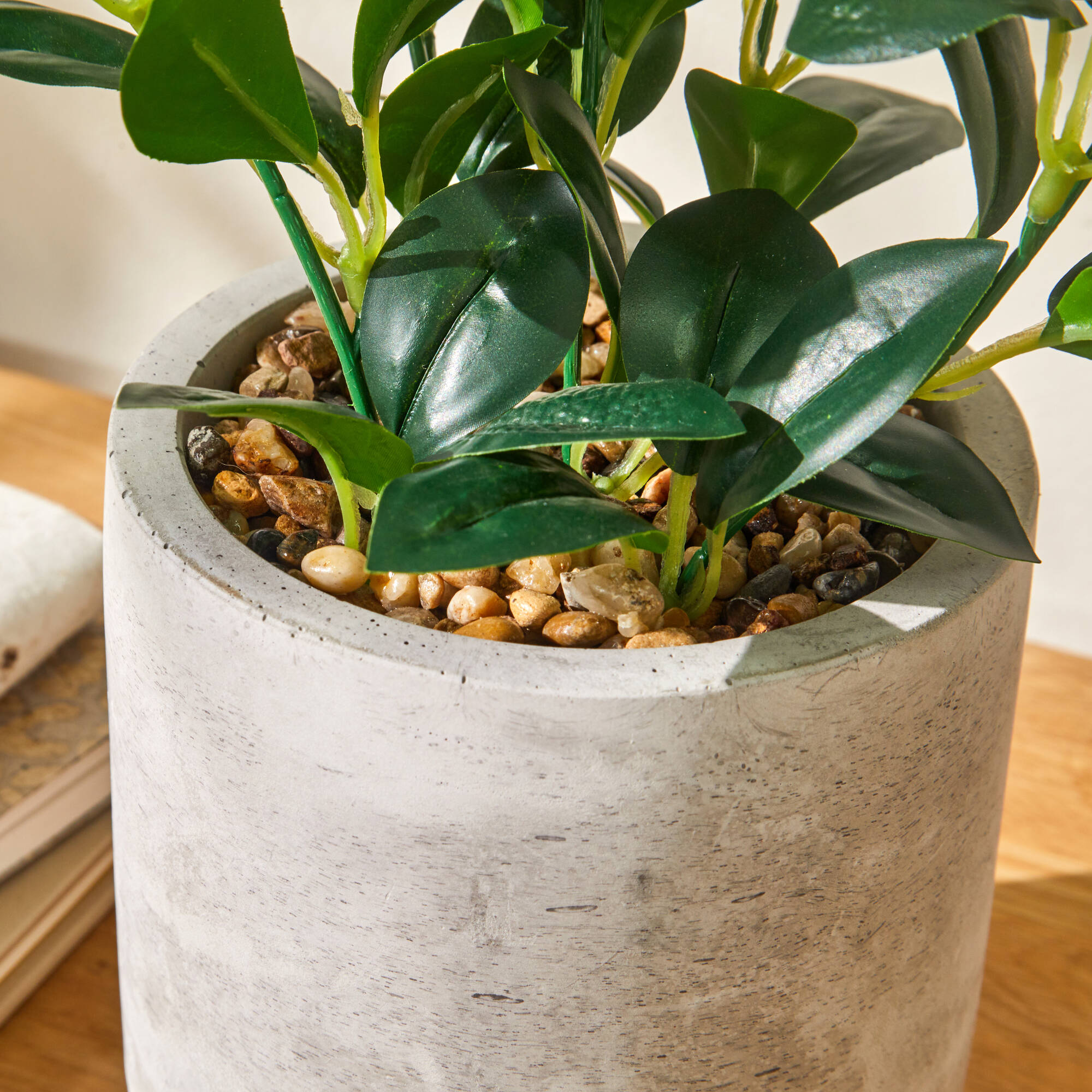 Plante artificielle en pot