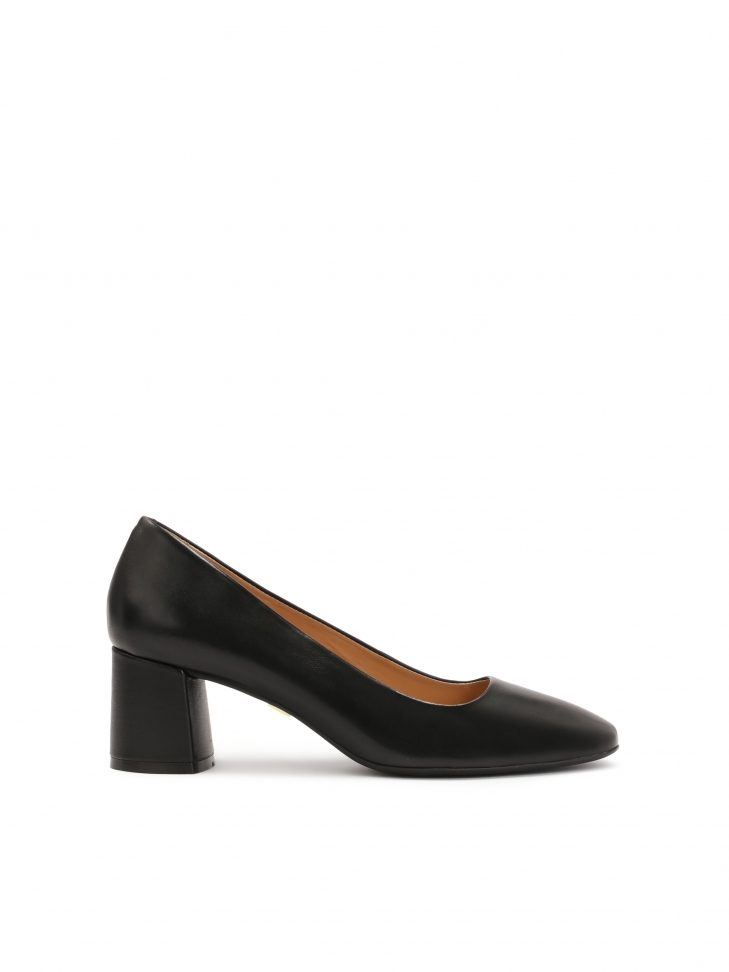 Black leather pumps without embellishments