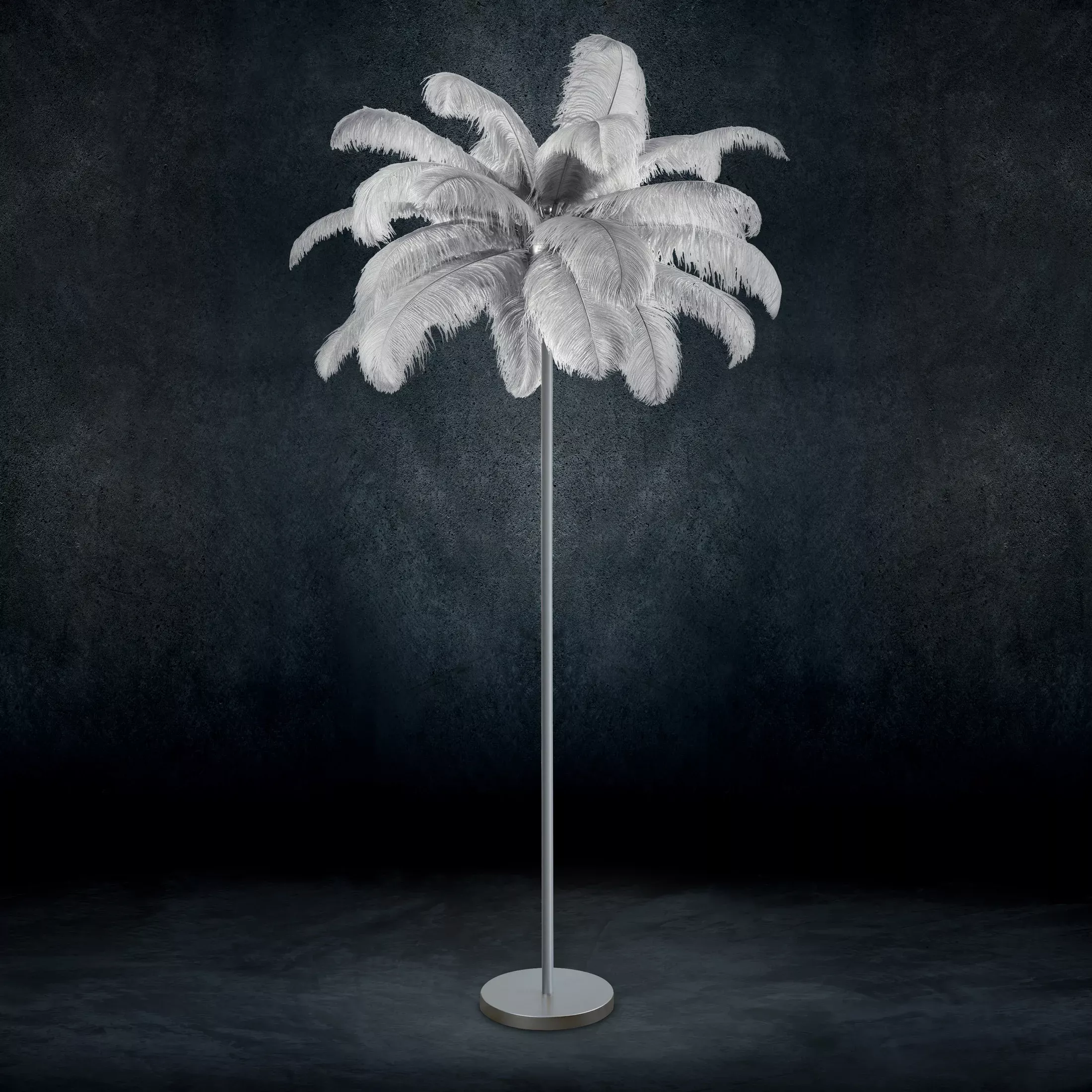 Lampa stojąca do salonu srebrna FERI na metalowej podstawie z efektownym abażurem z naturalnych strusich piór