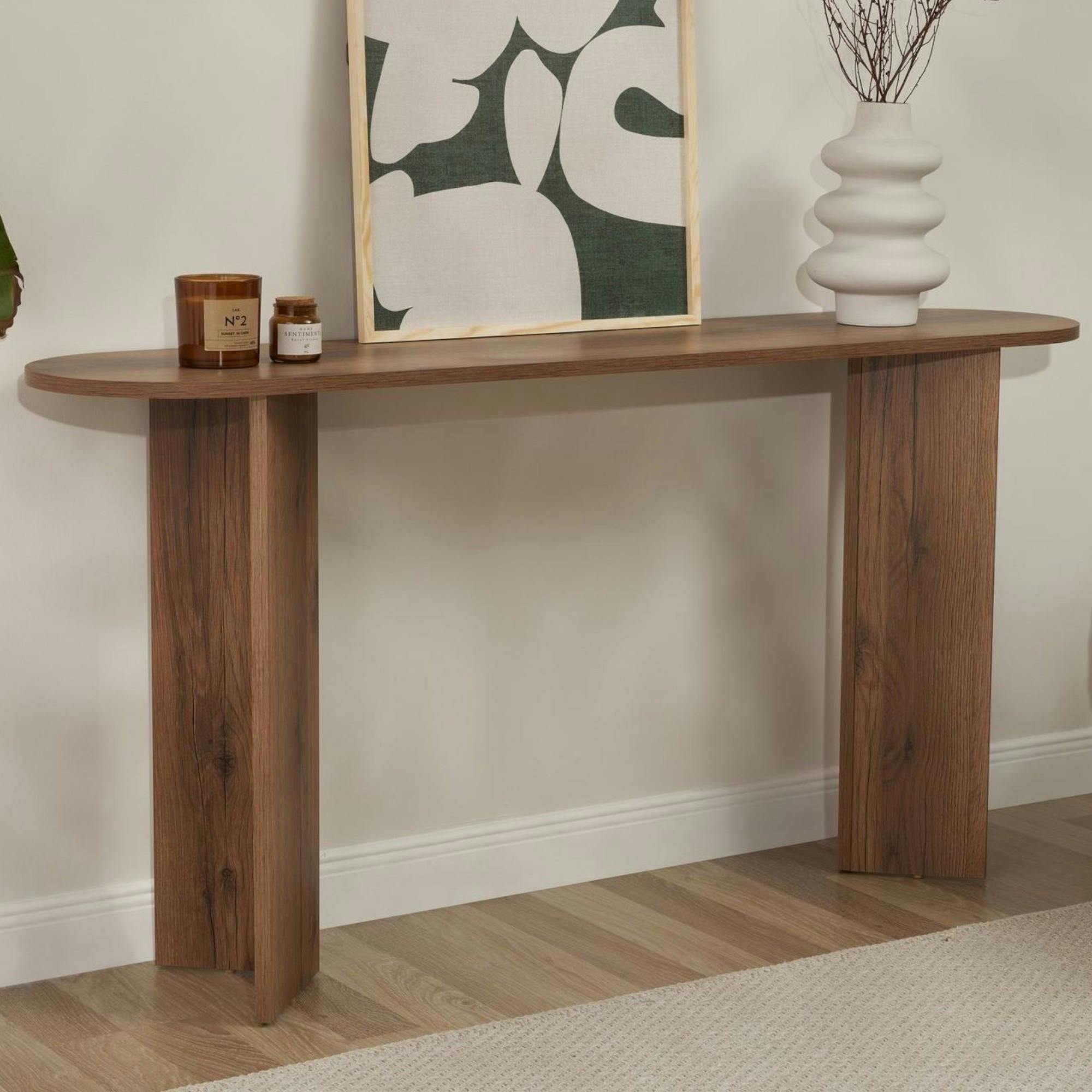 Console de salon ovale effet noyer clair - pieds en V MARFA
