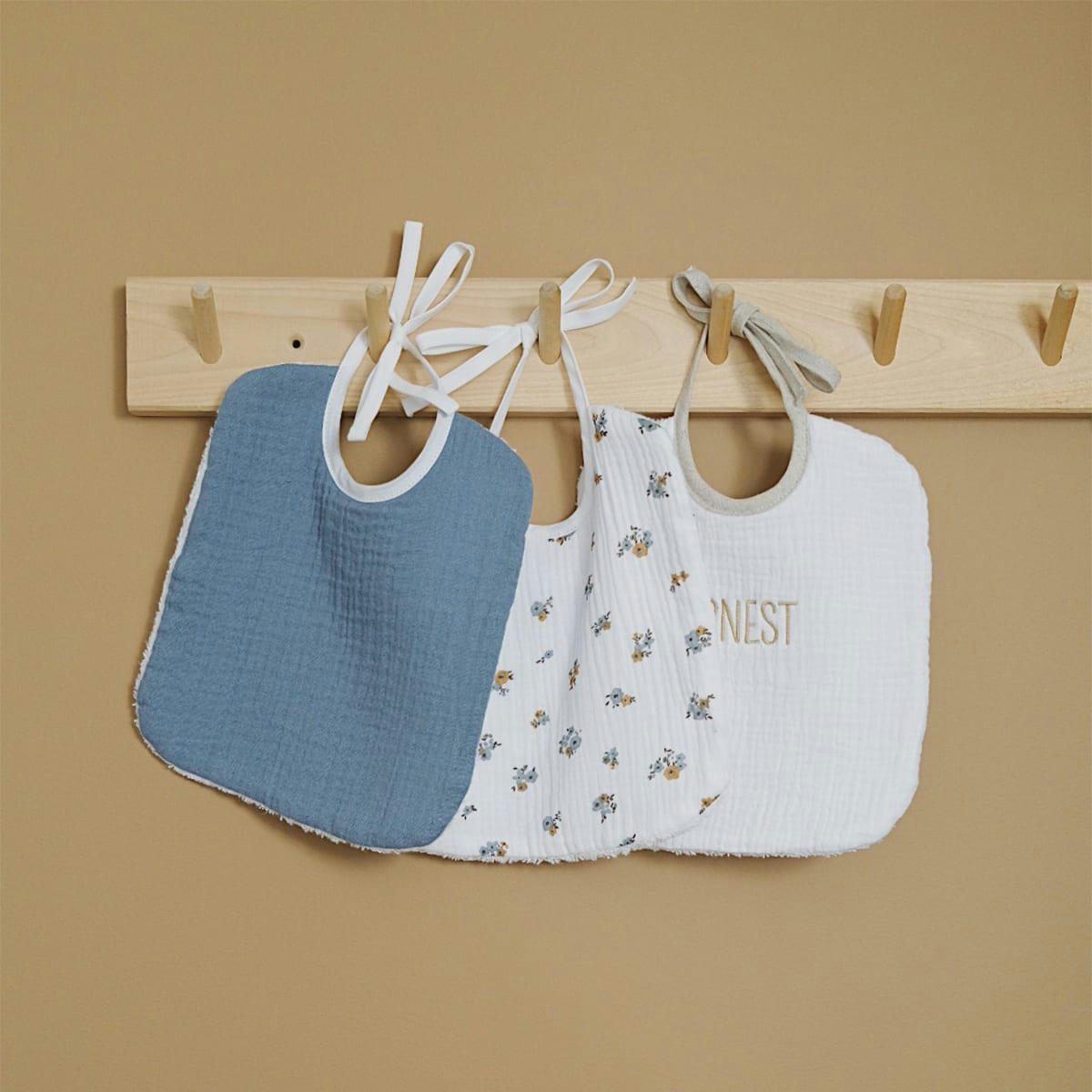 - Bavoir imprimé fleurs