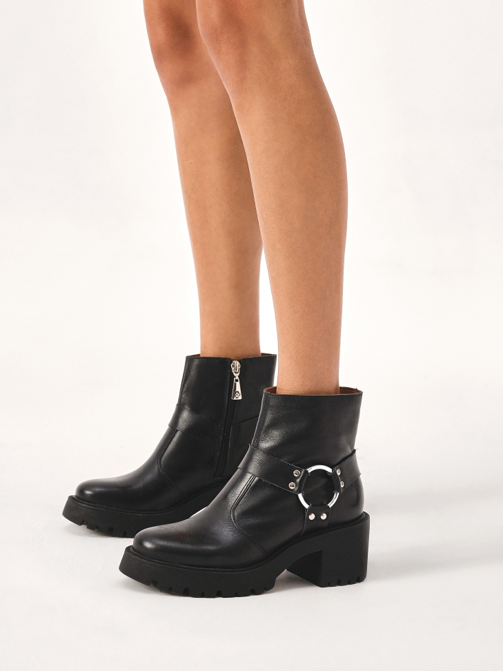 Zipper boots with wide heels