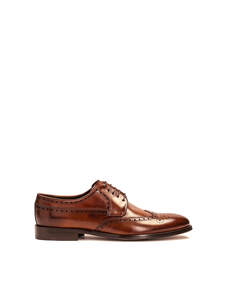 Classic brown brogues with a rosette decoration