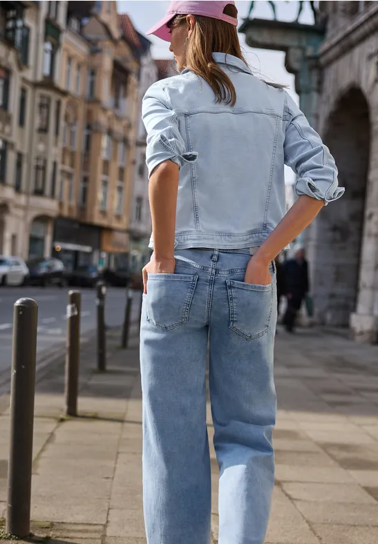 Jeansjacke mit Brusttaschen und Knöpfen