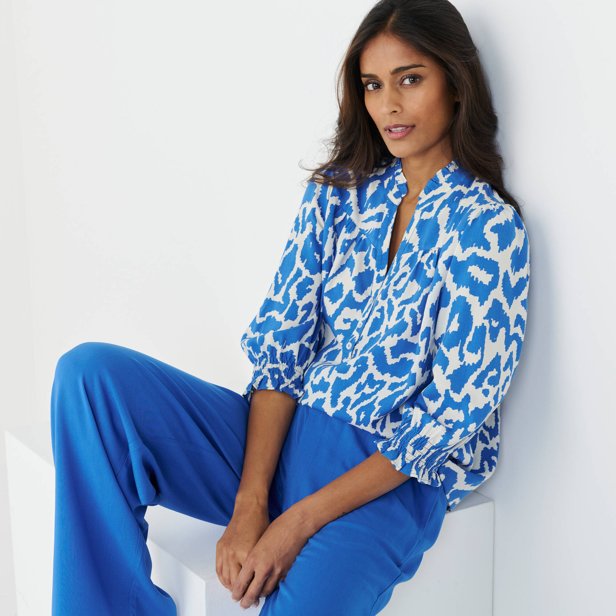Blouse bicolore col tunisien, manches coudes smockées