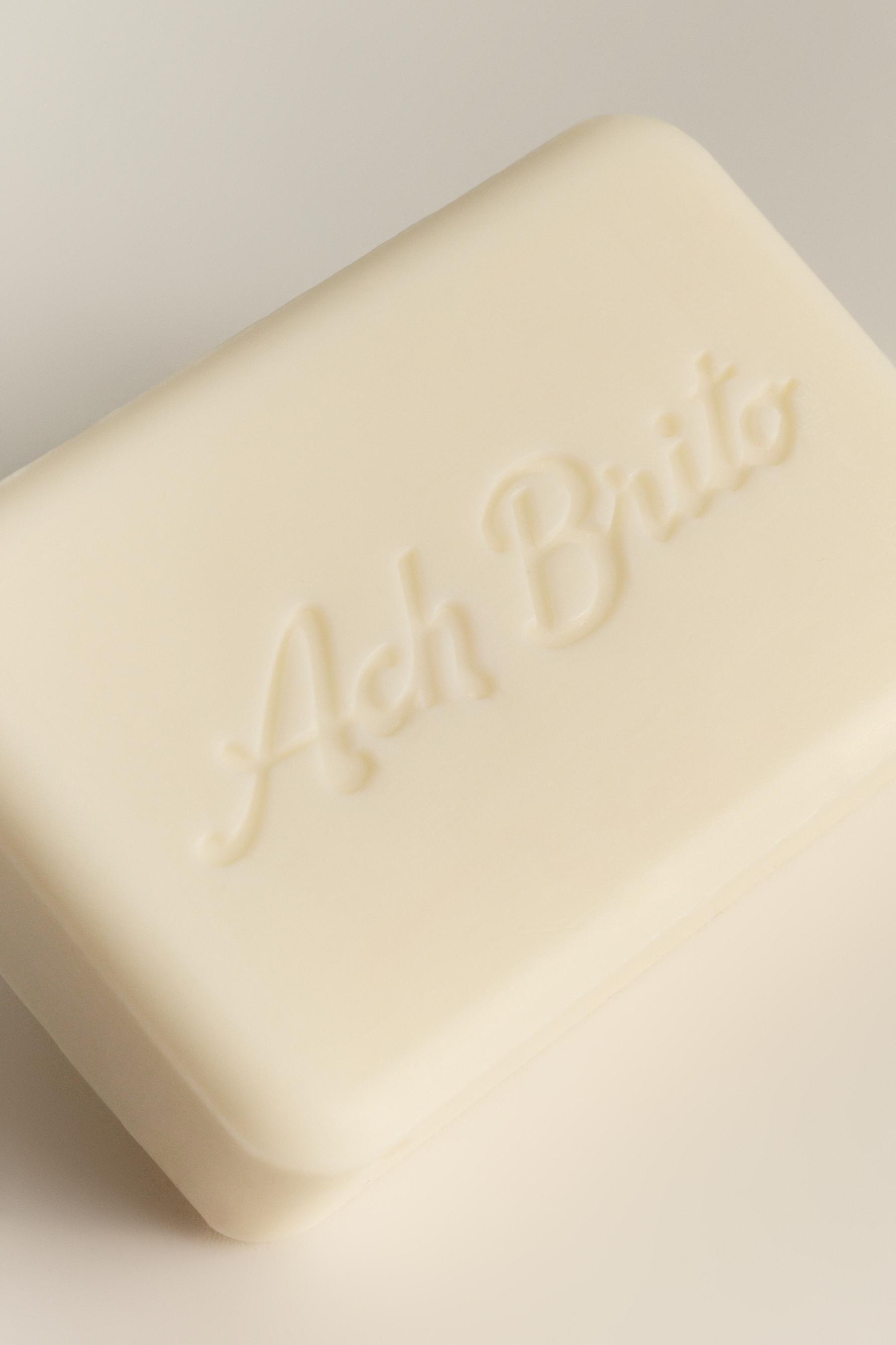 Jabón de almendras  90 g Ach. Brito