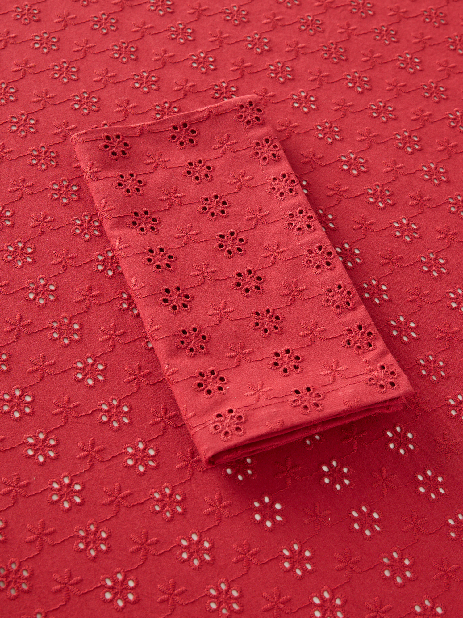 Tovaglia in puro cotone con ricamo sangallo