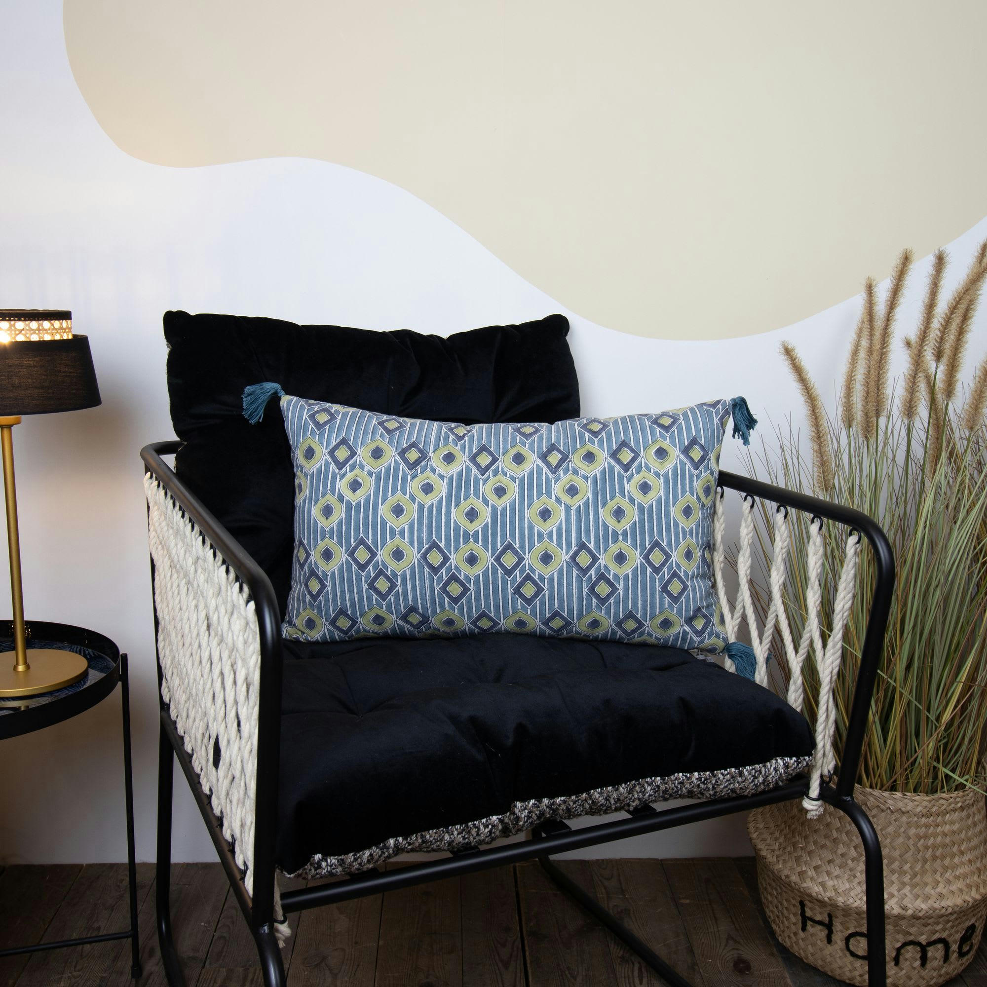 MAKA - Coussin en coton bleu avec pompons 30x50cm