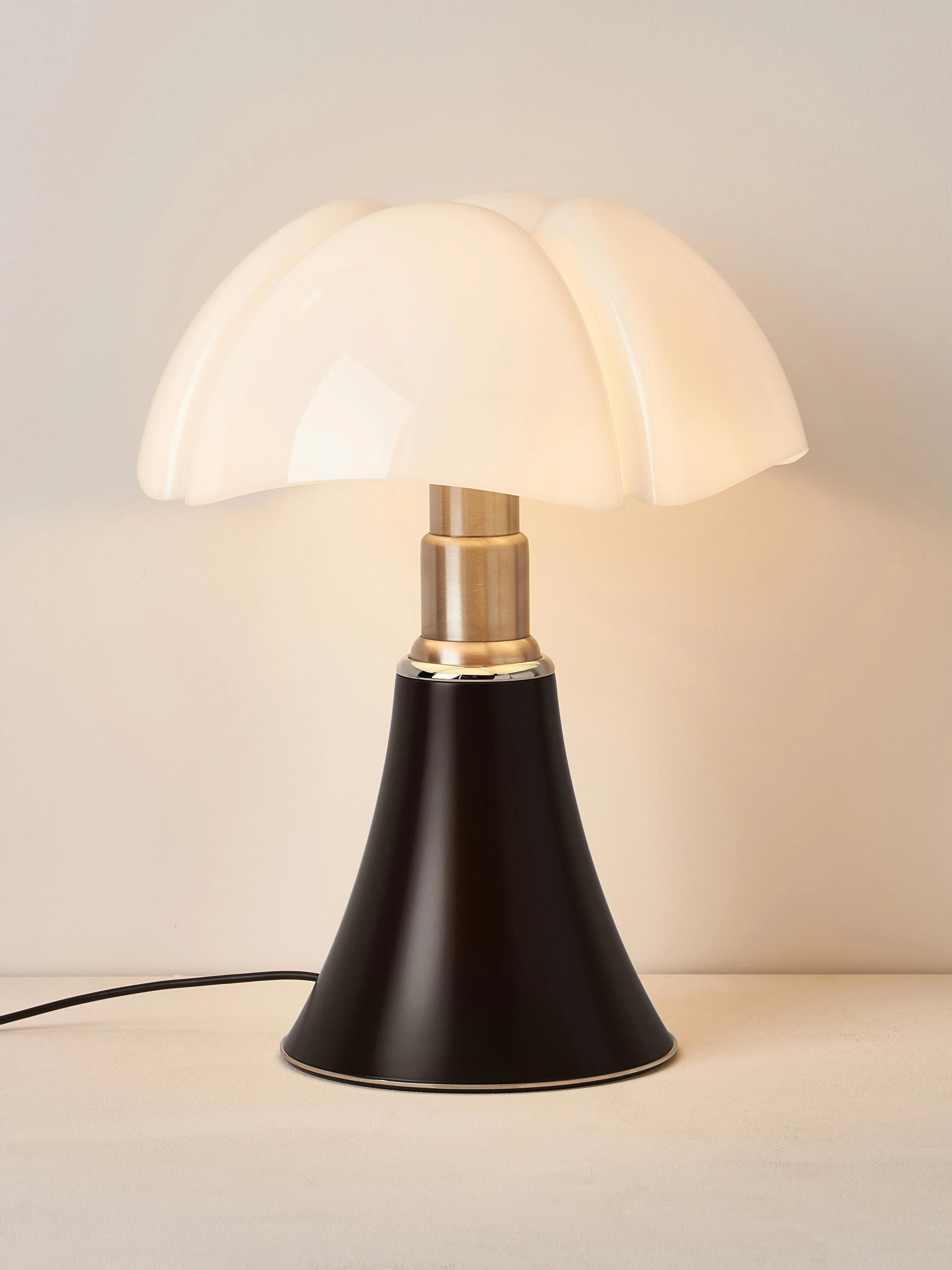 Große dimmbare LED-Tischlampe Pipistrello, höhenverstellbar