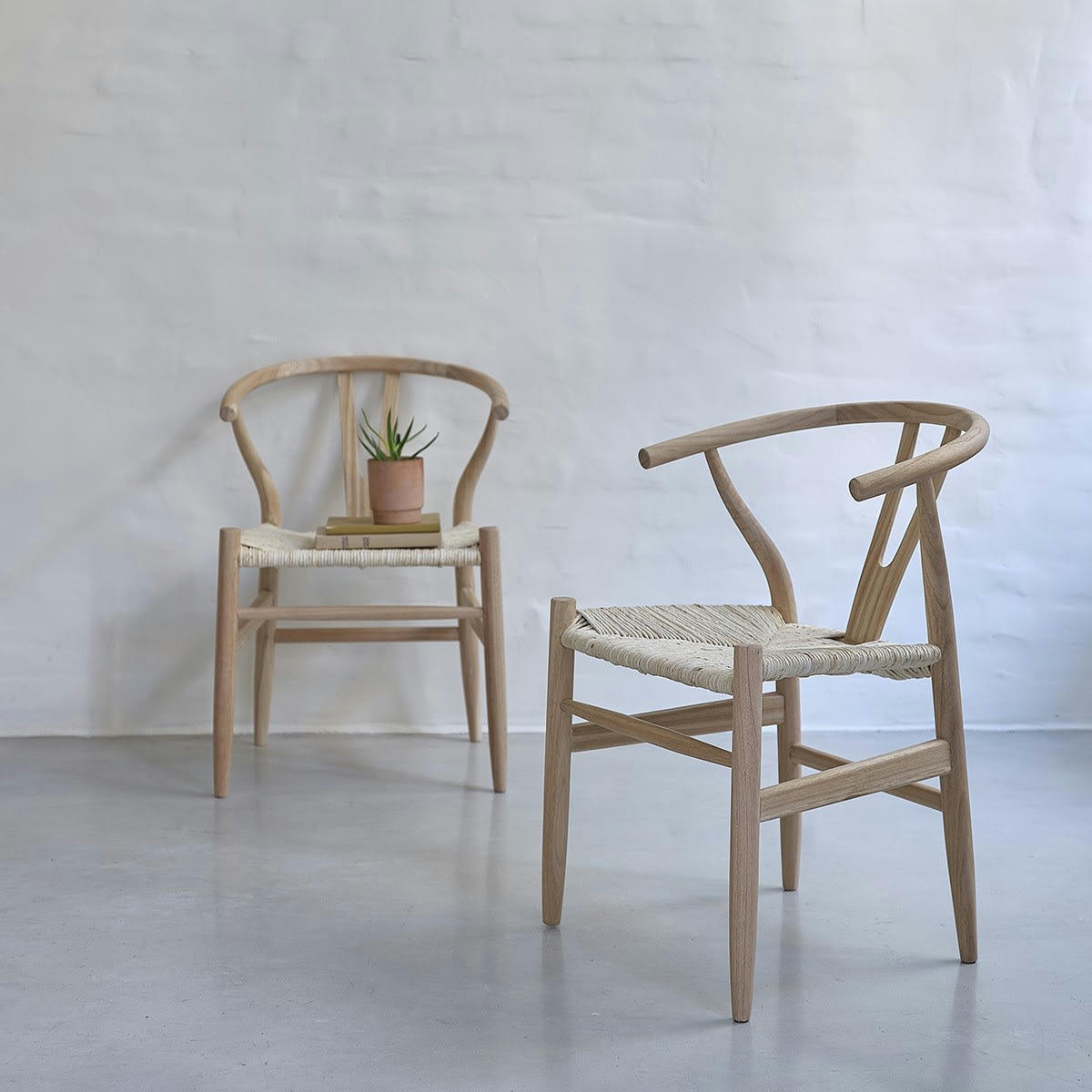 - Lot de 2 chaises en mindi massif assise tisssée