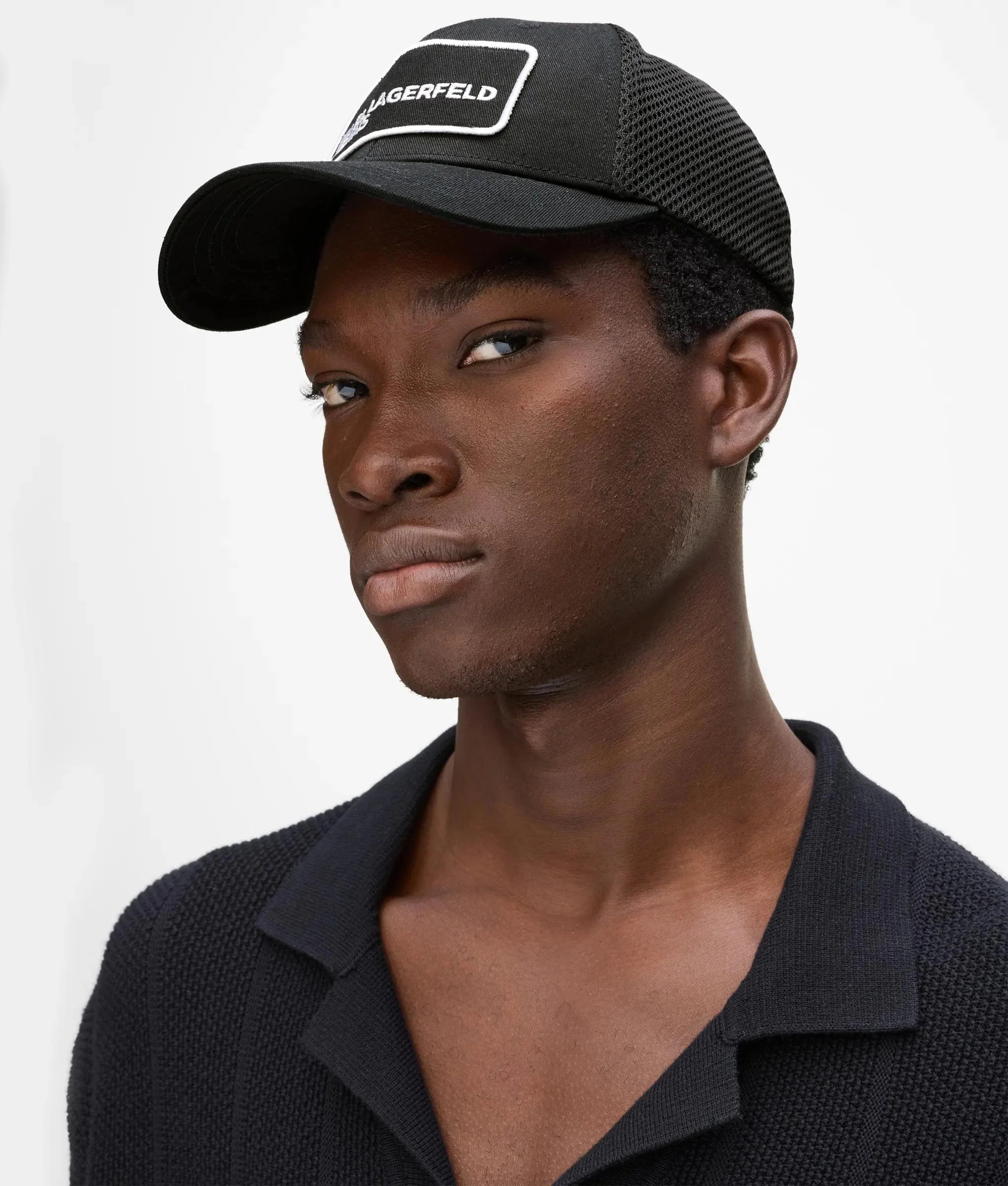 Casquette trucker avec écusson à logo