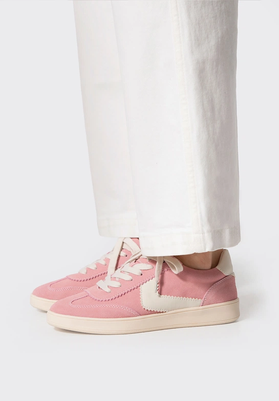 Zamszowe sneakersy z kontrastowymi wstawkami z ekoskóry różowo - białe