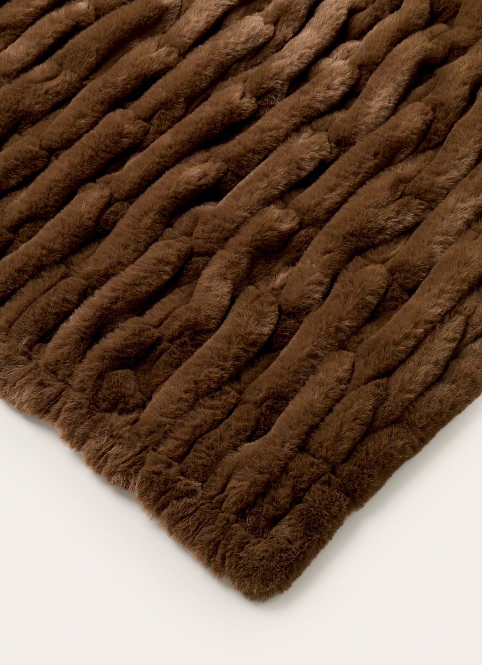 PLAID EN FAUSSE FOURRURE à RELIEF BRUN
