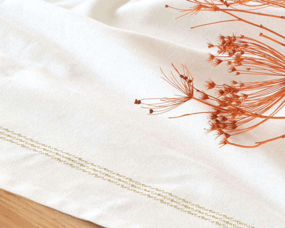 VALENTI - Nappe en coton biologique blanc et doré 150x250