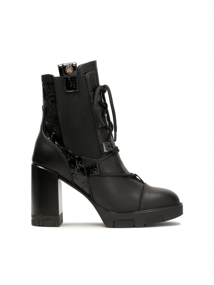 Leather boots with attractive lacing