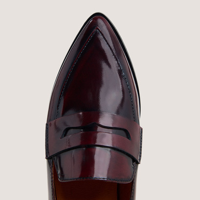 Mocassins à bouts pointusen cuir patiné bordeaux | AMIDA