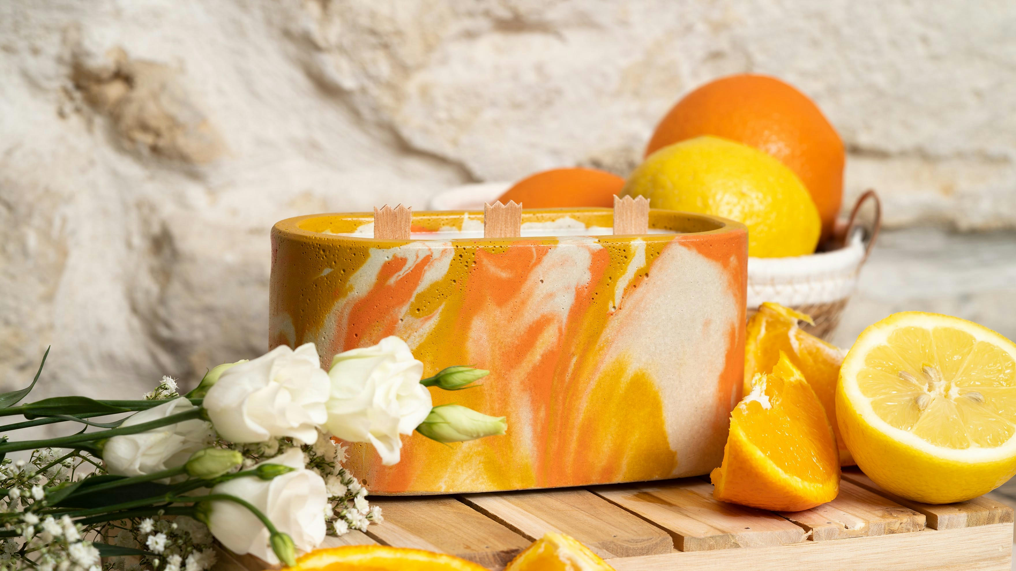 BOUGIES XXL -BÉTON TIE&DYE - Bougie xxl en béton tie&dye orange et jaune parfum fleur d'oranger