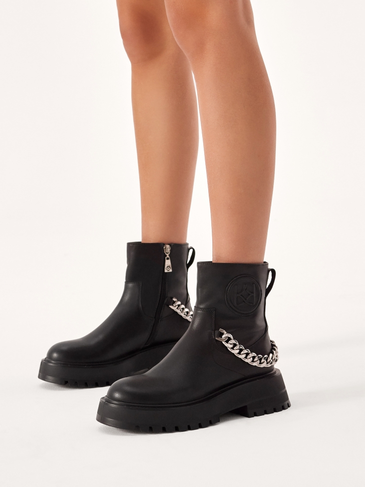Leather black boots with zipper and chain