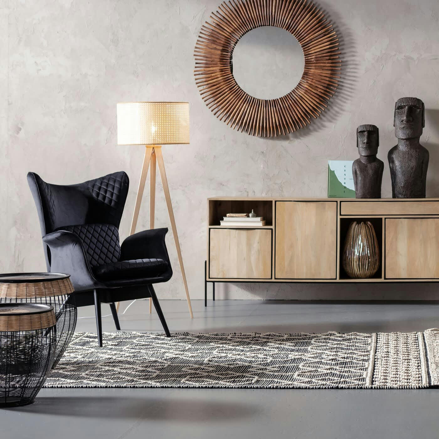 TUDOR - Fauteuil en velours noir et hêtre laqué