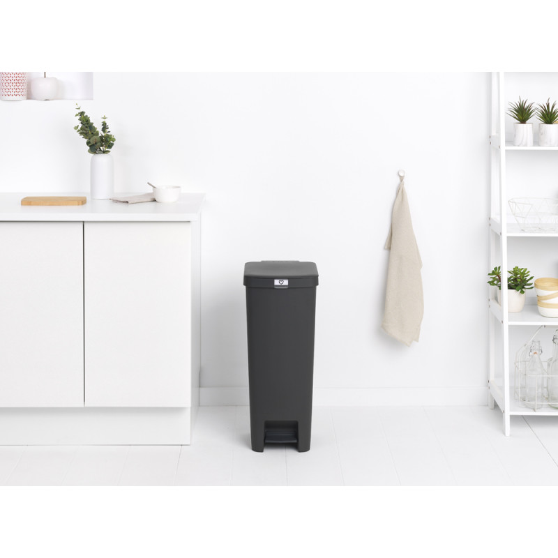 Poubelle à pédale StepUp gris foncé 40 L BRABANTIA