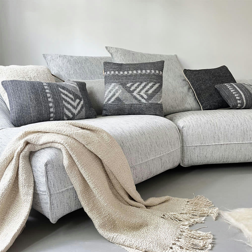 MOCHICA - Coussin en laine noir decostripe 45x45