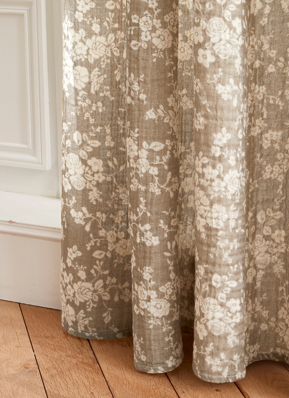 RIDEAU EN TRIPLE GAZE DE COTON à MOTIFS FLORAUX VERT DE GRIS