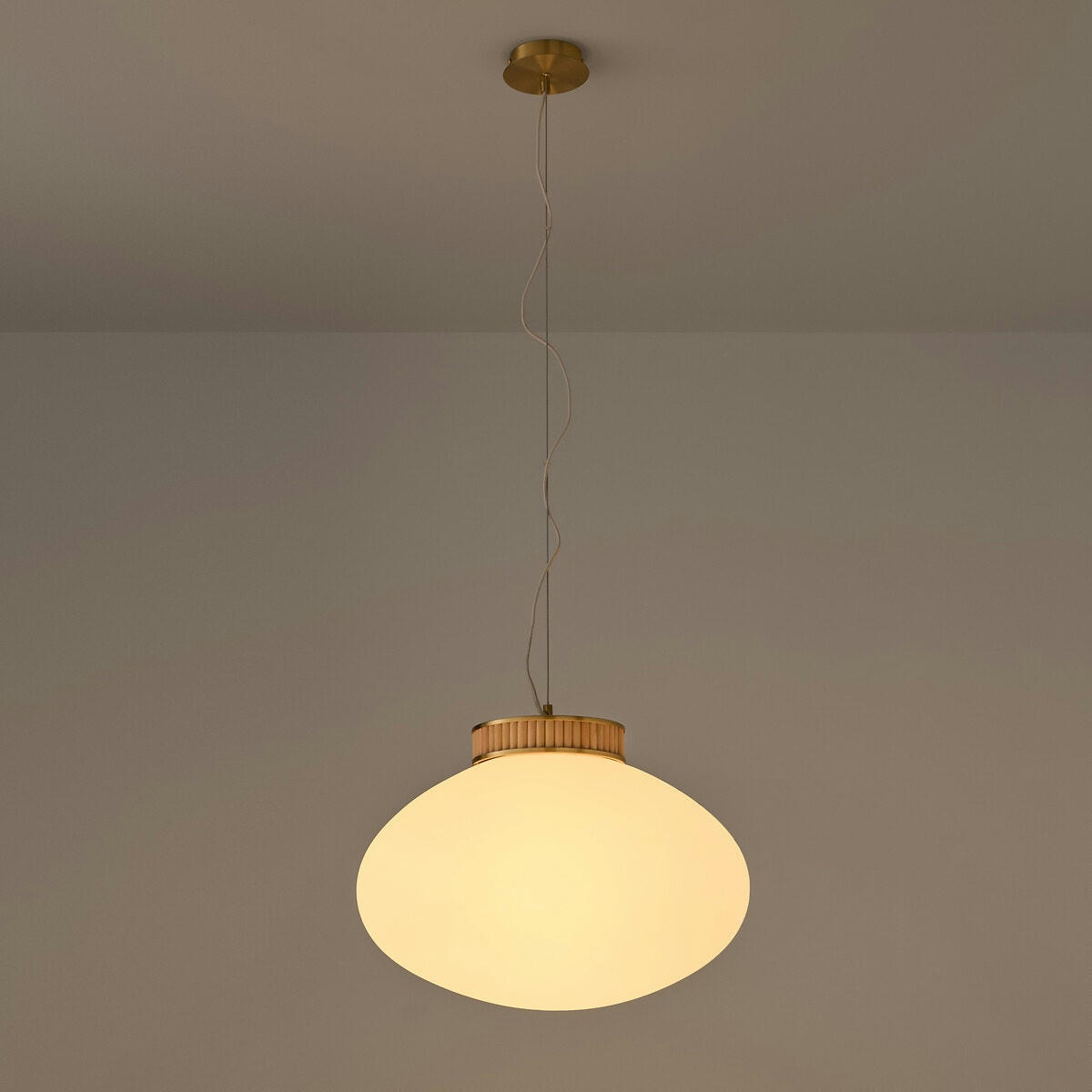 Suspension laiton, bambou et verre opaline, Dolce