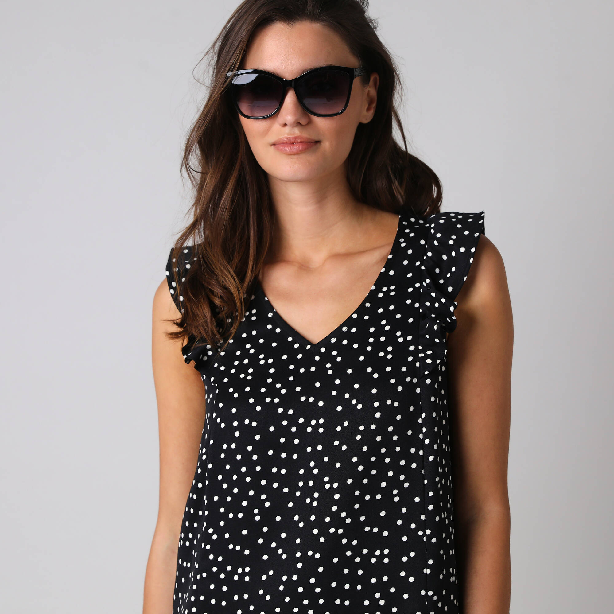Robe courte col V imprimé pois, à mancherons volantés