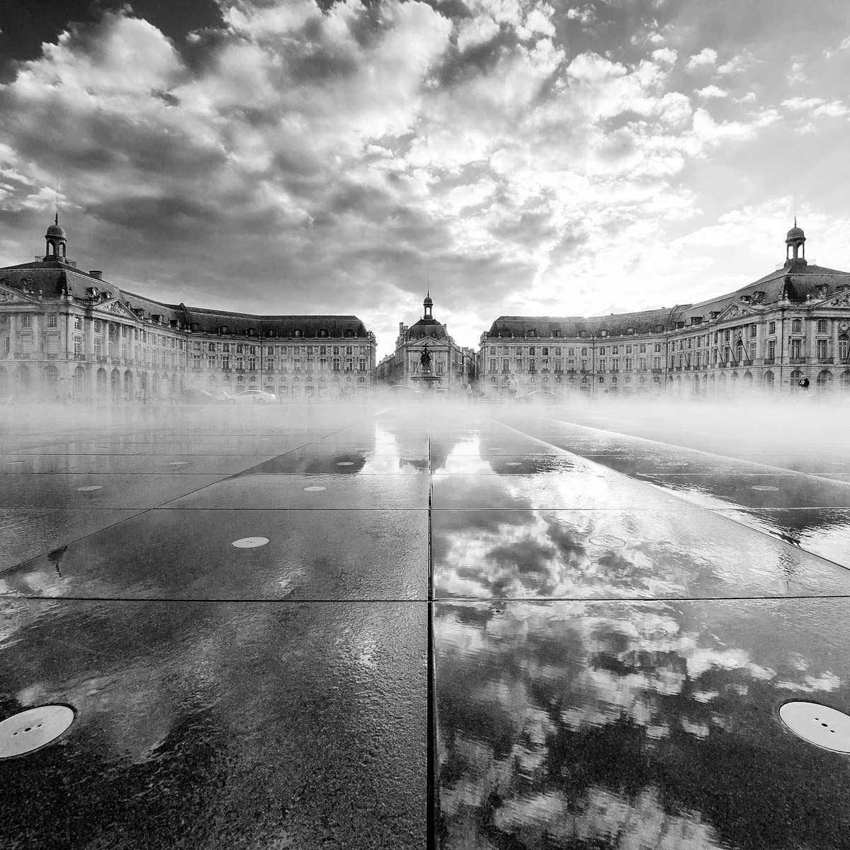 CONTEMPORAIN URBAIN - Tableau sur verre miroir place de la bourse Bordeaux 45x45 cm
