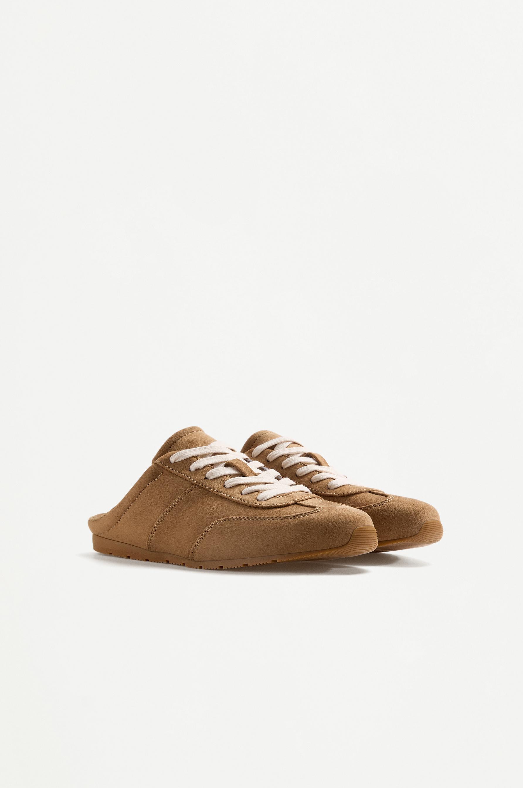 Zapatilla deportiva destalonada
