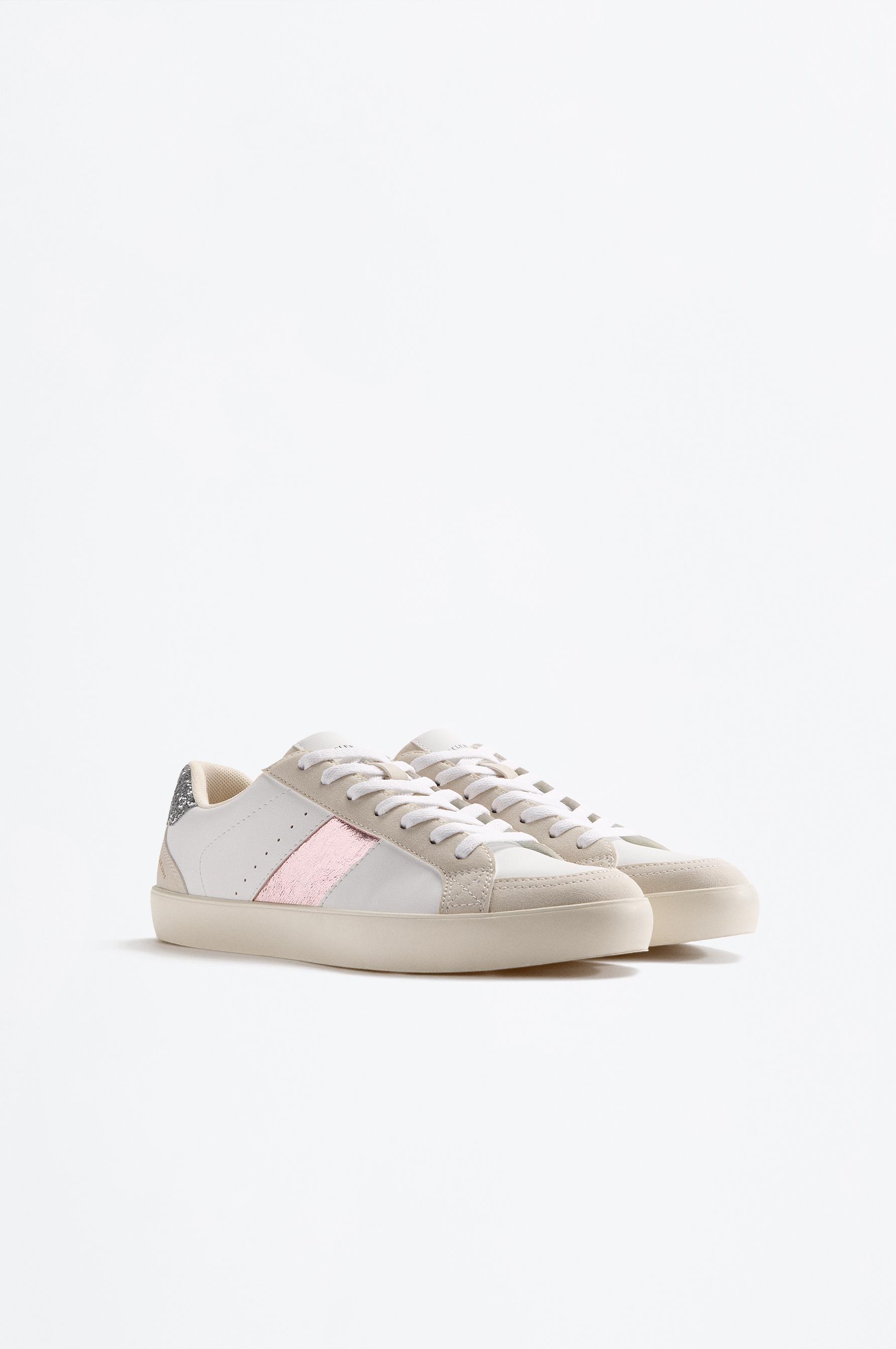 Zapatilla brillos y detalles metalizados