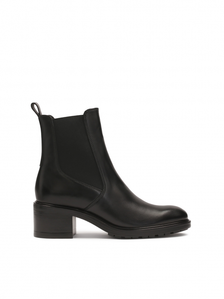 Black boots with rubber inserts