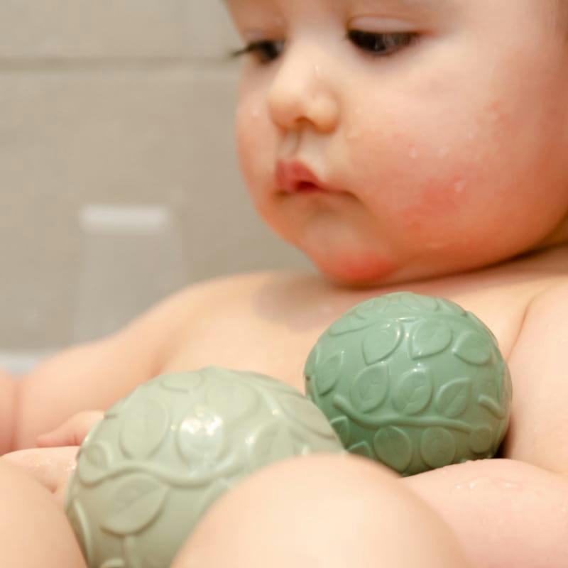 - Lot de 2 balles sensorielles en hévéa vertes