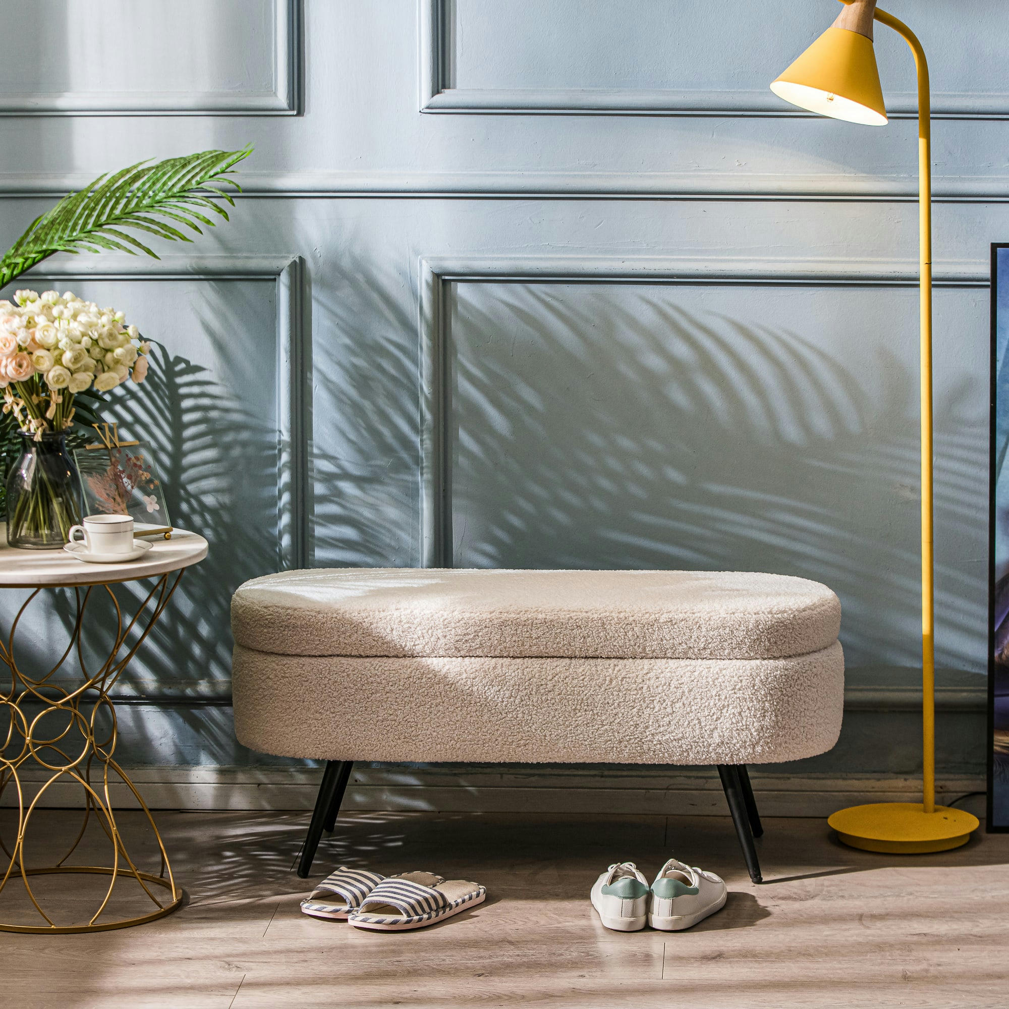 - Banc en métal et bouclettes blanches