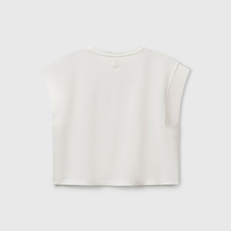 T-shirt with macramé patch