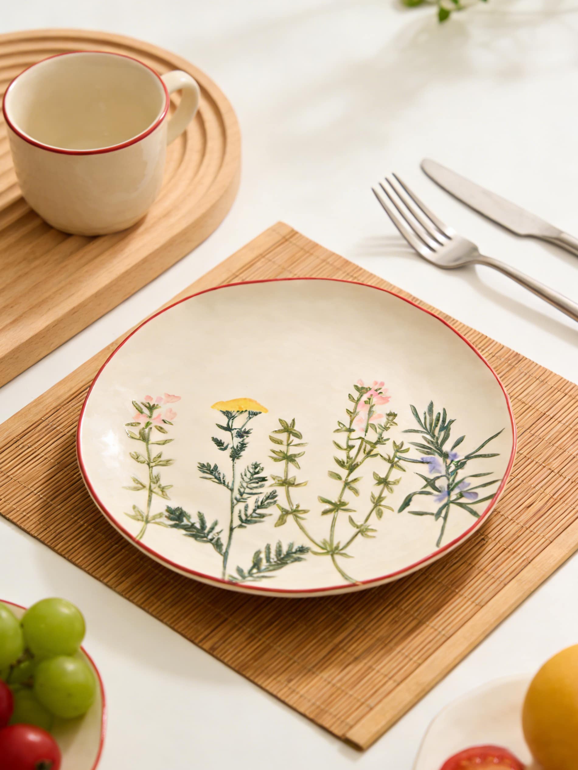 Ceramiczny talerz z motywem kwiatowym