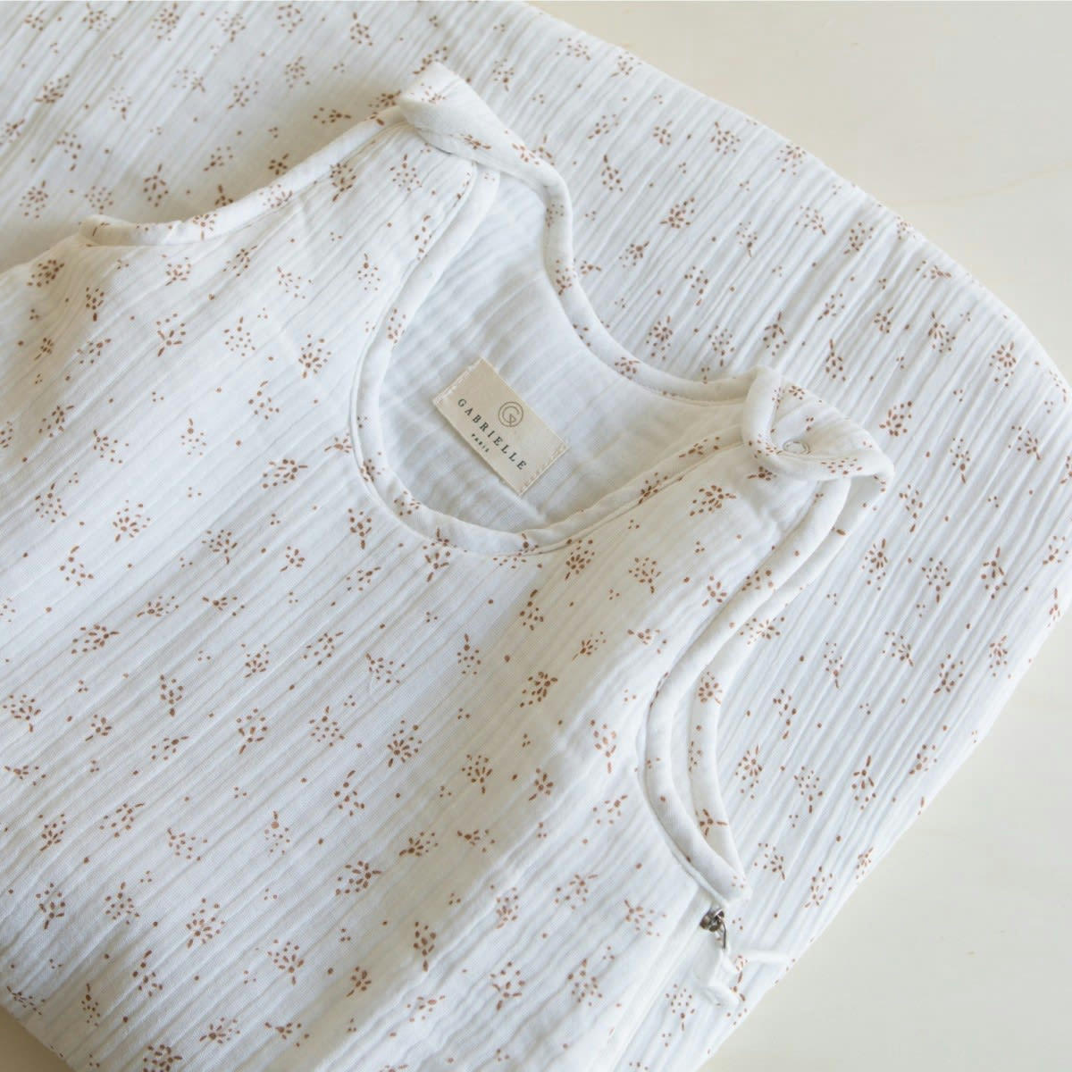 GREEN & KIDS - Gigoteuse en gaze de coton biologique à motifs crème