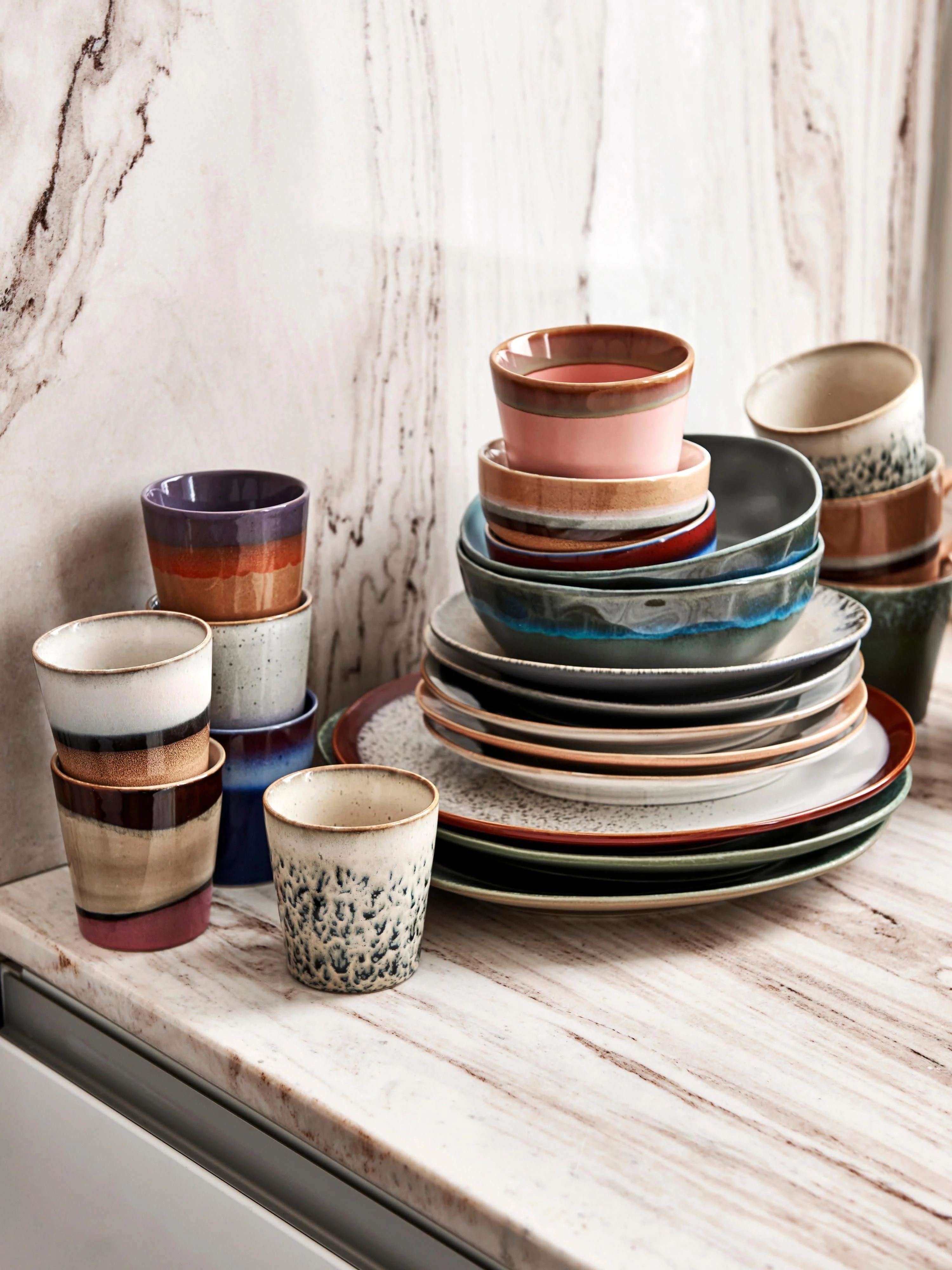 Handgefertigte Becher 70's mit reaktiver Glasur, 4er-Set