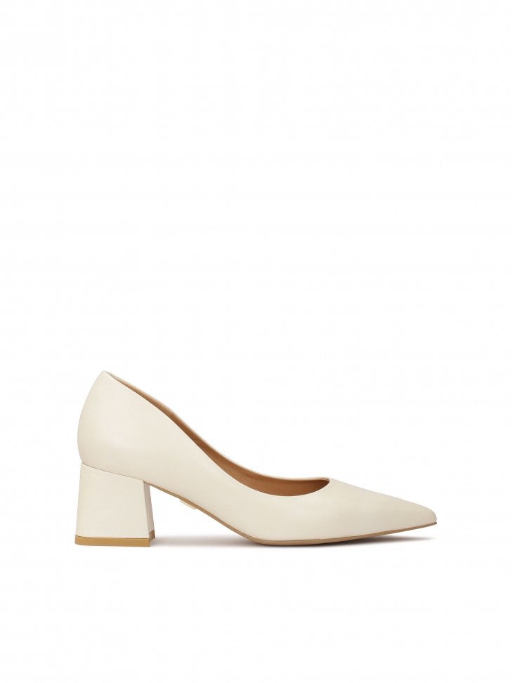 Minimalist pumps in neutral color