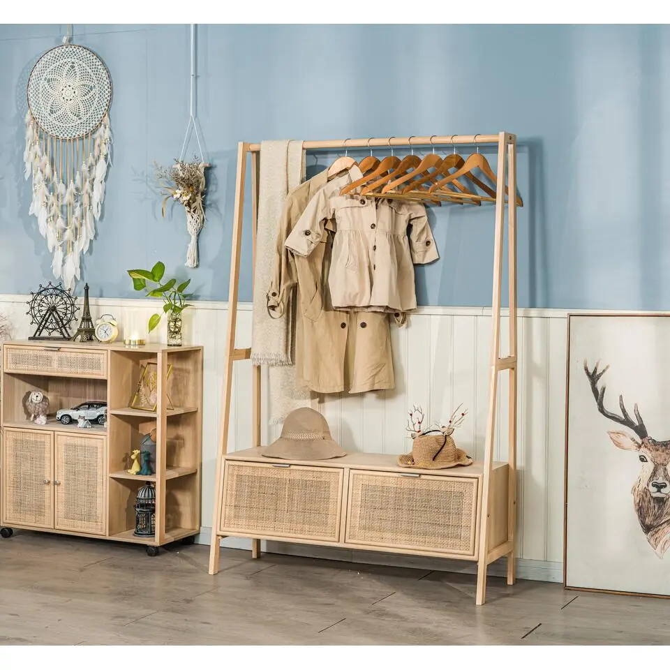 Massief houten kledingrek met rieten zitting