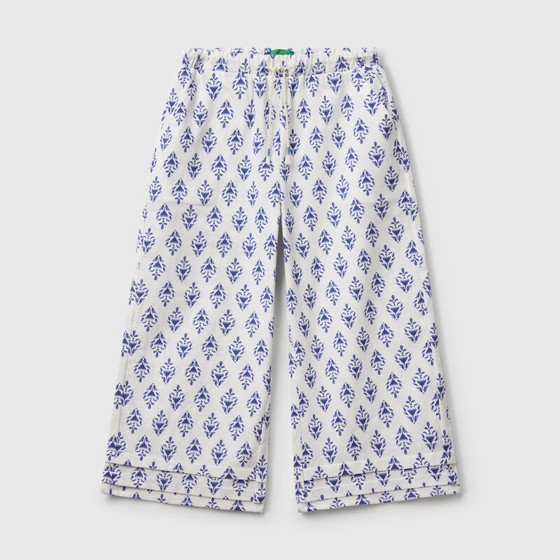 Patterned trousers with wide leg