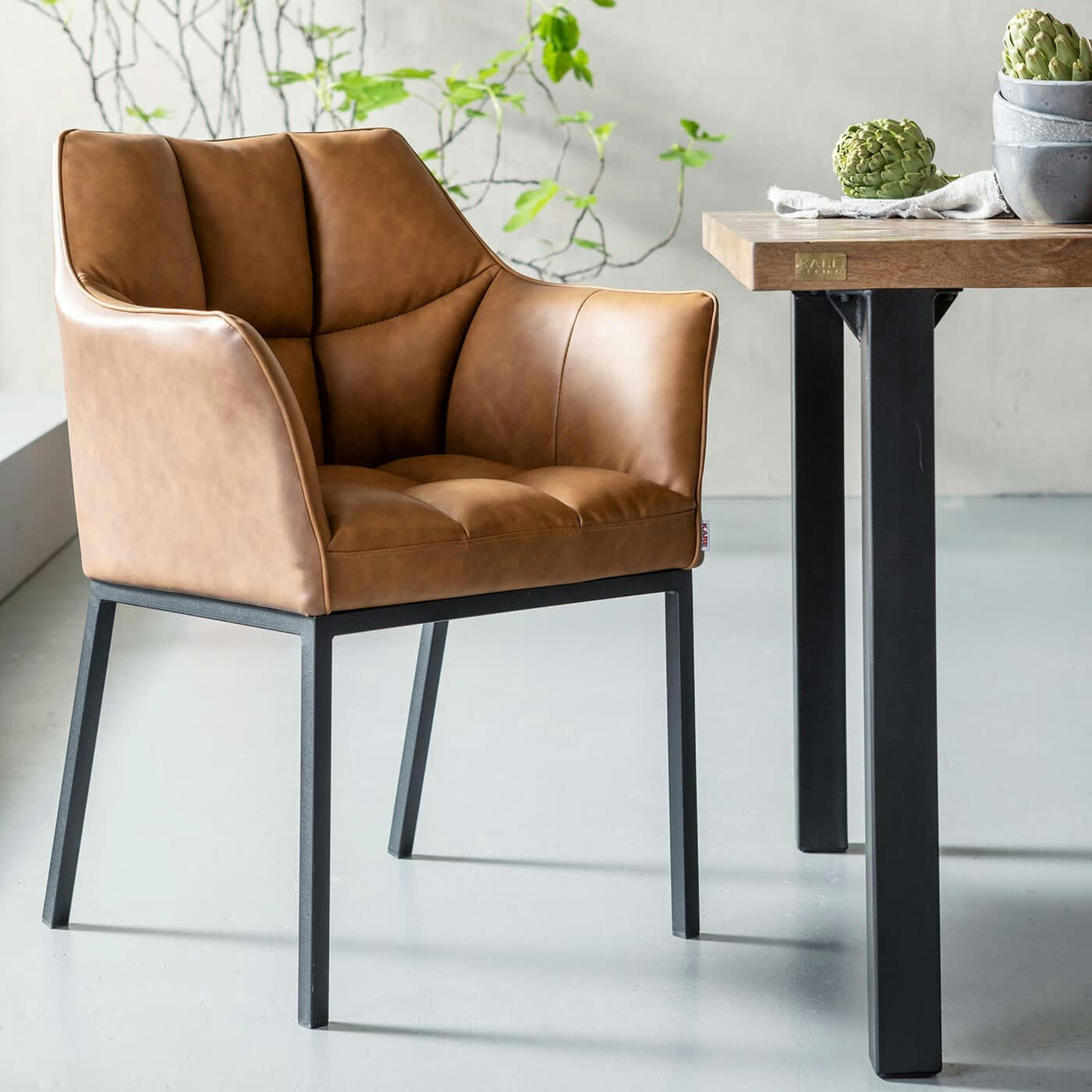 THINKTANK - Chaise avec accoudoirs en cuir et acier