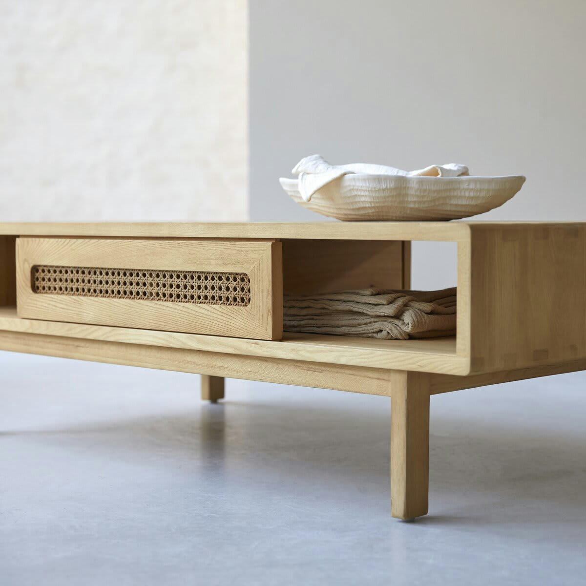 LUIS - Table basse en orme massif et cannage