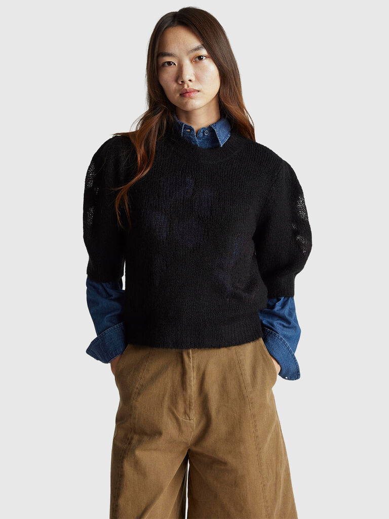 Short sleeve sweater with floral inlay