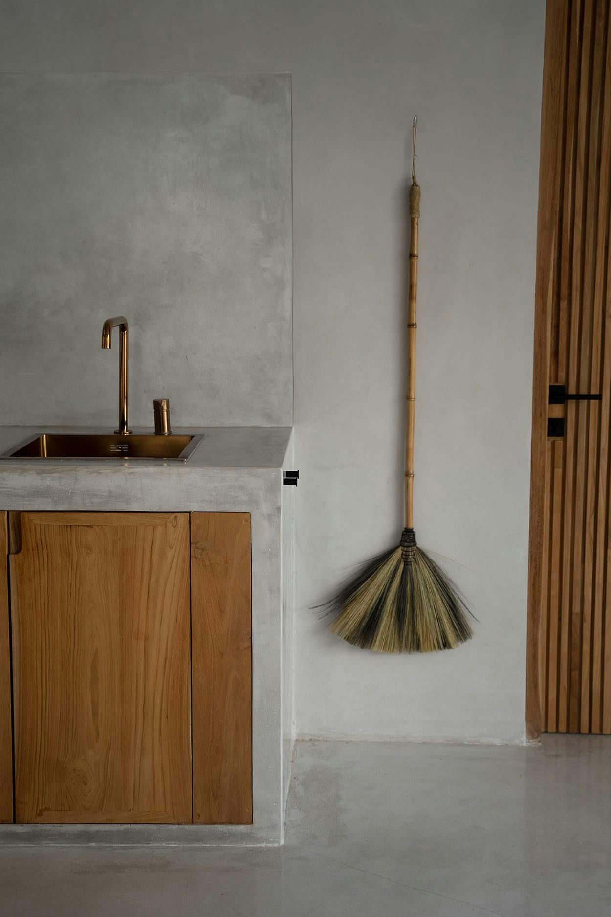 BIG BROOM - Grande brosse en bois et herbe naturel noir