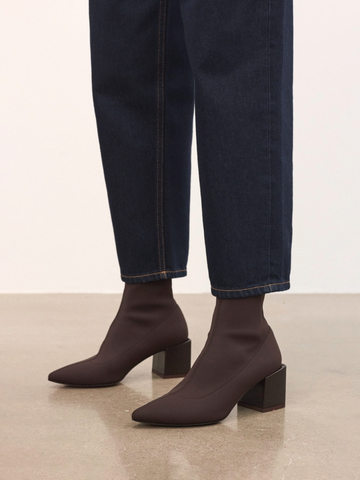Brown boots with elastic slip-on upper