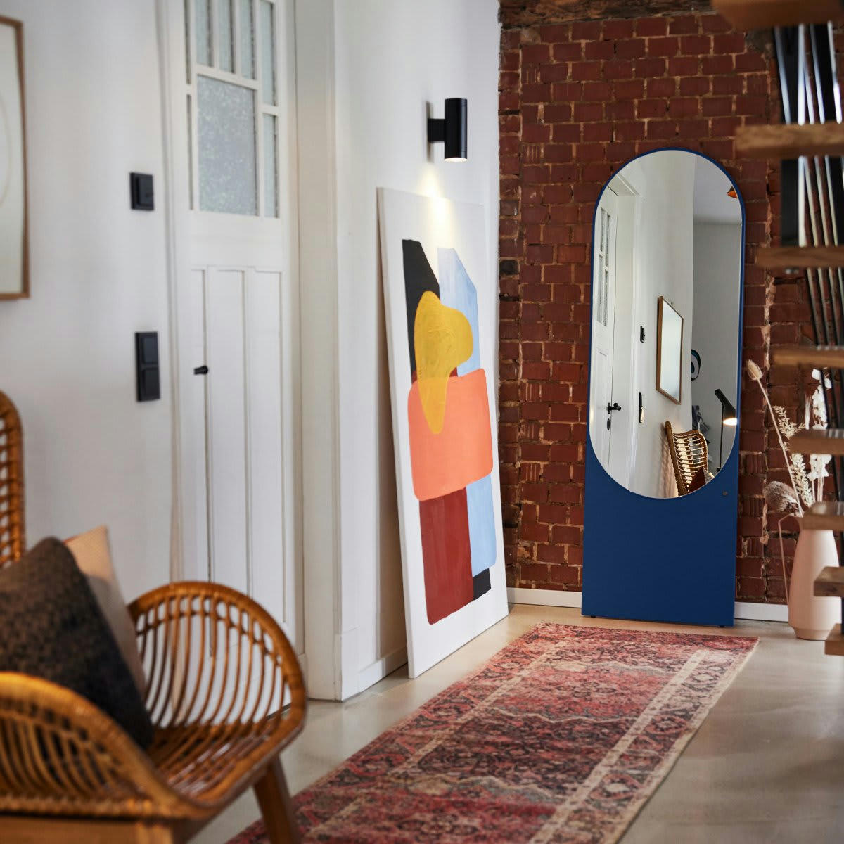 ALTESSE - Grand miroir sur pied ovale en bois bleu foncé