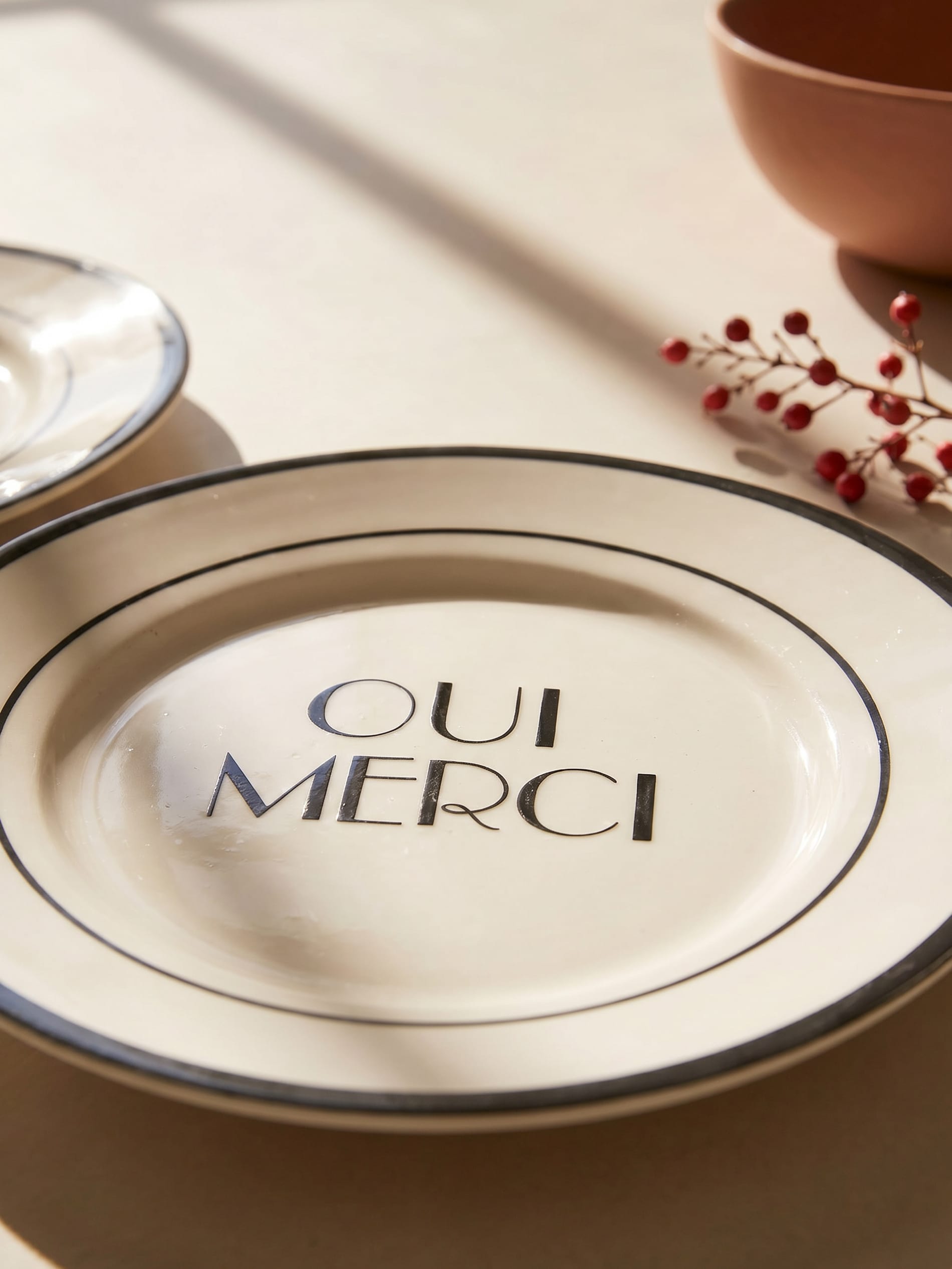 Ceramiczne talerze z napisem Oui Merci 2 pack